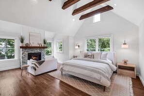 5 bedrooms, iron/ironing board, WiFi, bed sheets - Hamptons Family Getaway (Hampton Bays)