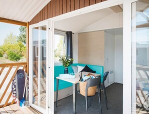 House | Dining - Beach Lodge With Lake View in Ravels (Ravels)