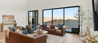 The Lookout- Luxe, Hot Tub, Firepit, 50-Mile Views