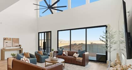 The Lookout- Luxe, Hot Tub, Firepit, 50-Mile Views