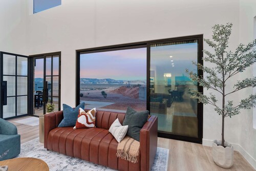 The Lookout- Luxe, Hot Tub, Firepit, 50-Mile Views