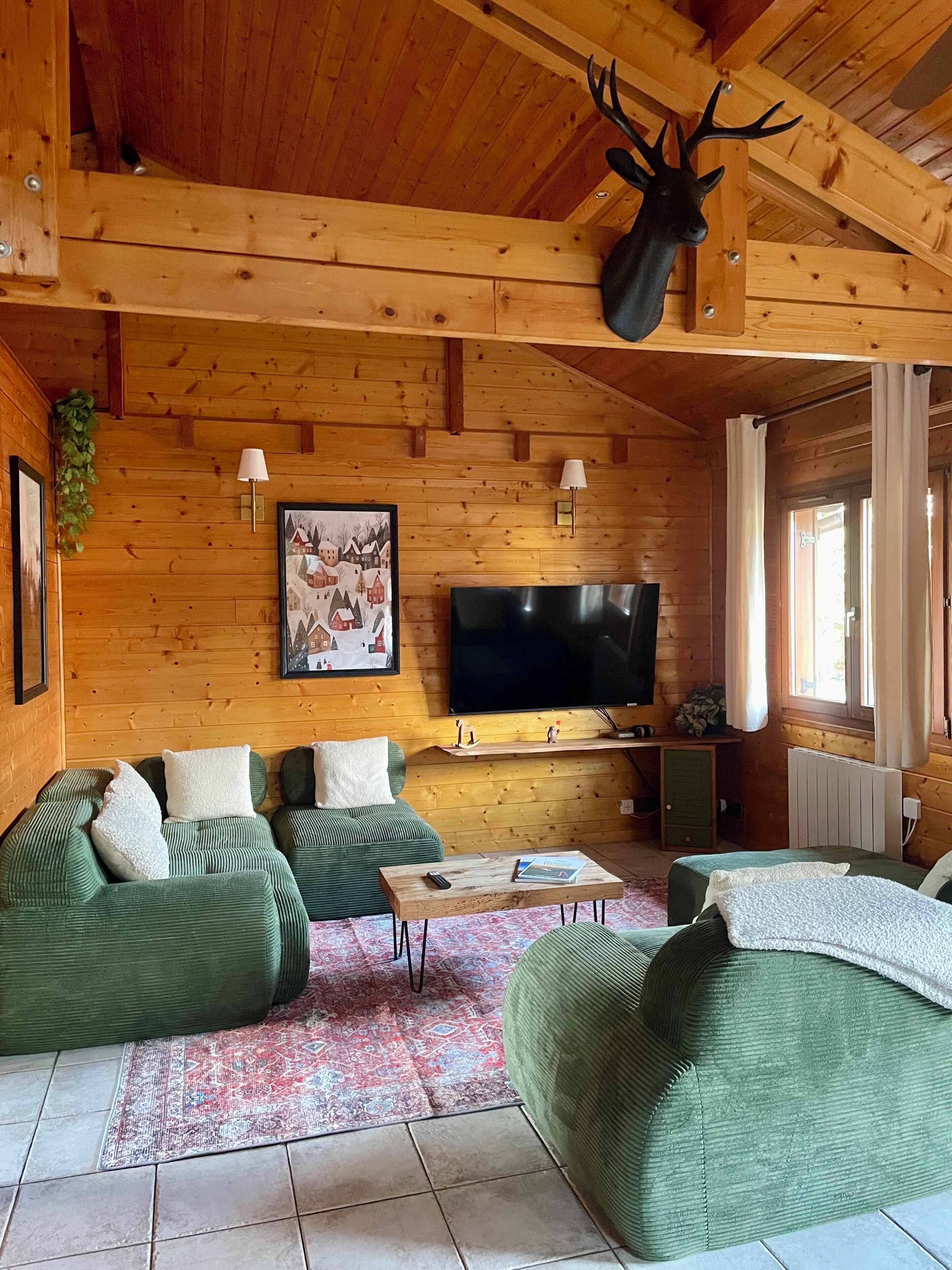 Smart TV, videogiochi, tavolo da calcetto, libri