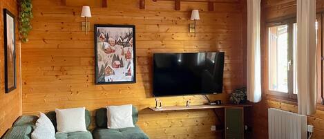 Smart TV, videogiochi, tavolo da calcetto, libri