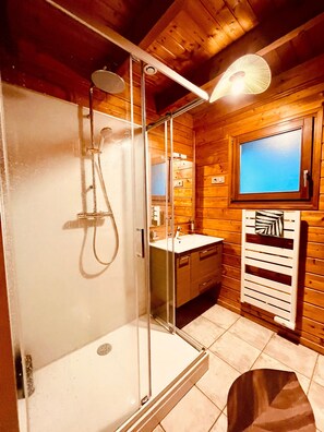 Douche, sèche-cheveux, serviettes fournies, savon