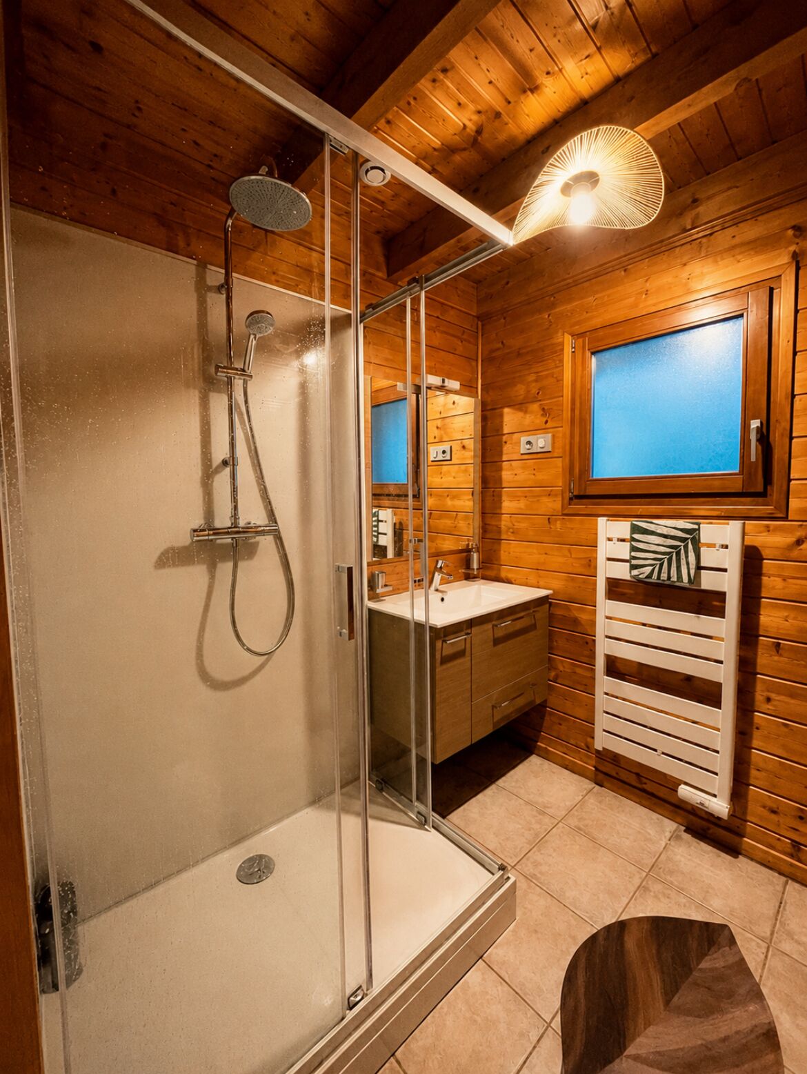 Een douche, een haardroger, handdoeken, zeep