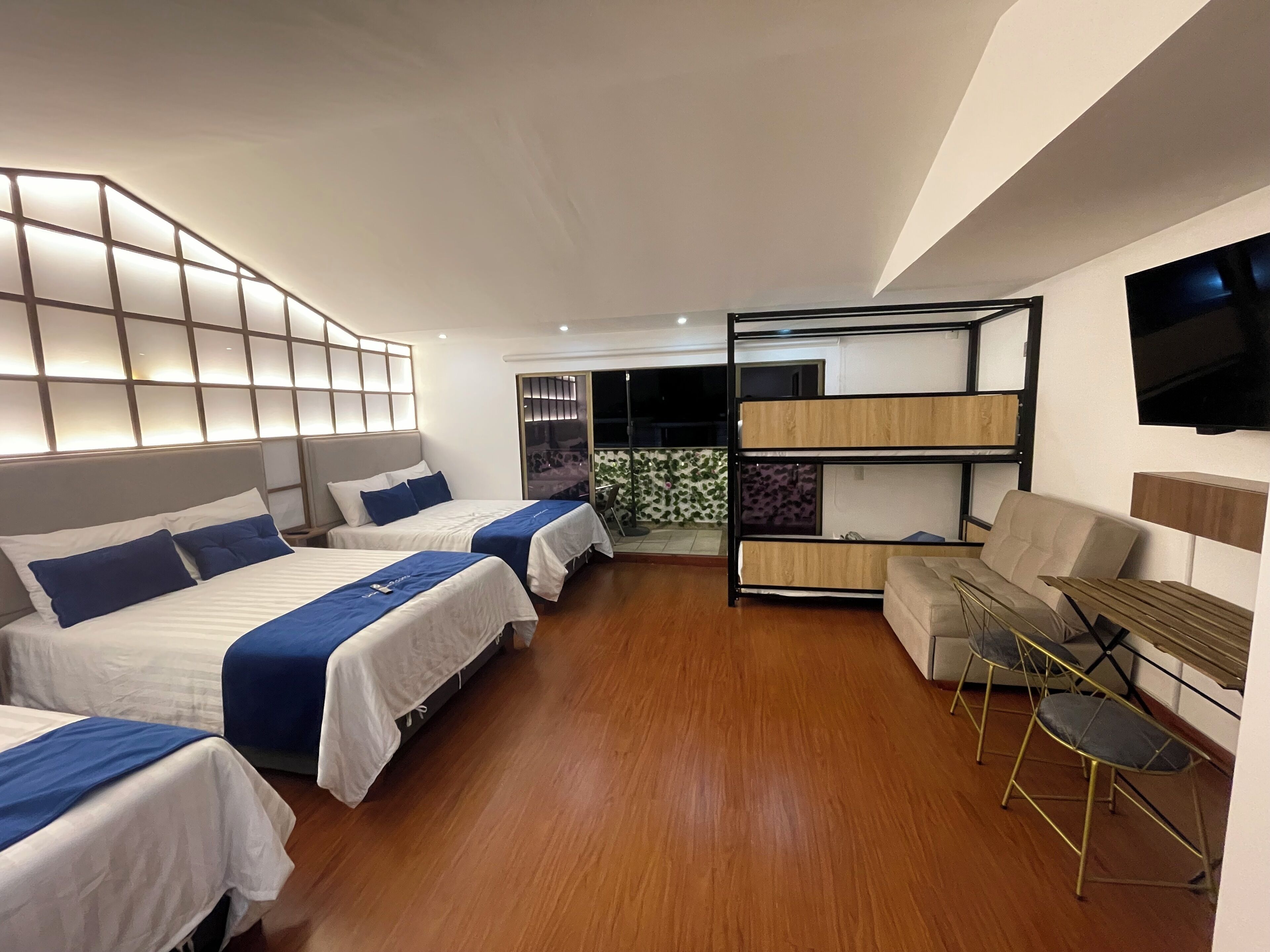 Familiesuite, byutsikt | Wi-fi (inkludert)