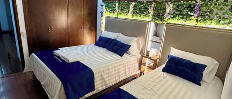 Klassieke vierpersoonskamer, uitzicht op stad | Gratis wifi