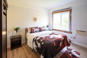 Room, 1 Bedroom, Smoking - Room-grand Hôtel Varennes (Varennes)