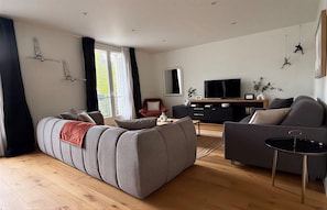 TV - BATHED IN NATURAL LIGHT & BOASTING UNOBSTRUCTED VIEWS OF NOTRE DAME (Paris)