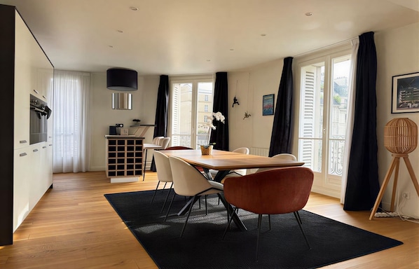 Dining - BATHED IN NATURAL LIGHT & BOASTING UNOBSTRUCTED VIEWS OF NOTRE DAME (Paris)