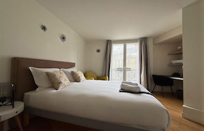 2 bedrooms, desk, iron/ironing board, free WiFi - BATHED IN NATURAL LIGHT & BOASTING UNOBSTRUCTED VIEWS OF NOTRE DAME (Paris)
