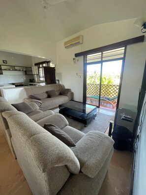 TV - Nyali 1BR spacious with King Bed, pool, ensuite (Mombasa)