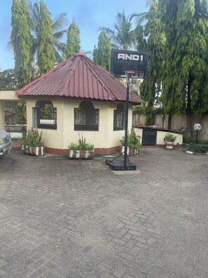 Property grounds - Nyali 1BR spacious with King Bed, pool, ensuite (Mombasa)