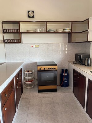 Refrigerador, microondas, parrilla de estufa y tetera eléctrica 