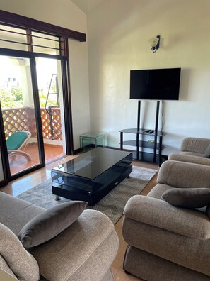 TV - Nyali 1BR spacious with King Bed, pool, ensuite (Mombasa)