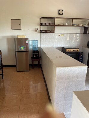 Fridge, microwave, stovetop, electric kettle - Nyali 1BR spacious with King Bed, pool, ensuite (Mombasa)