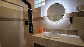 Douche, sèche-cheveux, serviettes fournies, savon