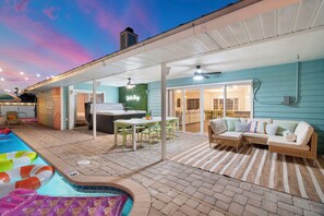 Terrace/patio - Sleeps 20! Pickleball, Heated Pool, Hot Tub & Games Retreat! Near Beaches (Bradenton)