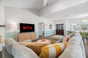 Smart TV, table football, ping pong - Sleeps 20! Pickleball, Heated Pool, Hot Tub & Games Retreat! Near Beaches (Bradenton)