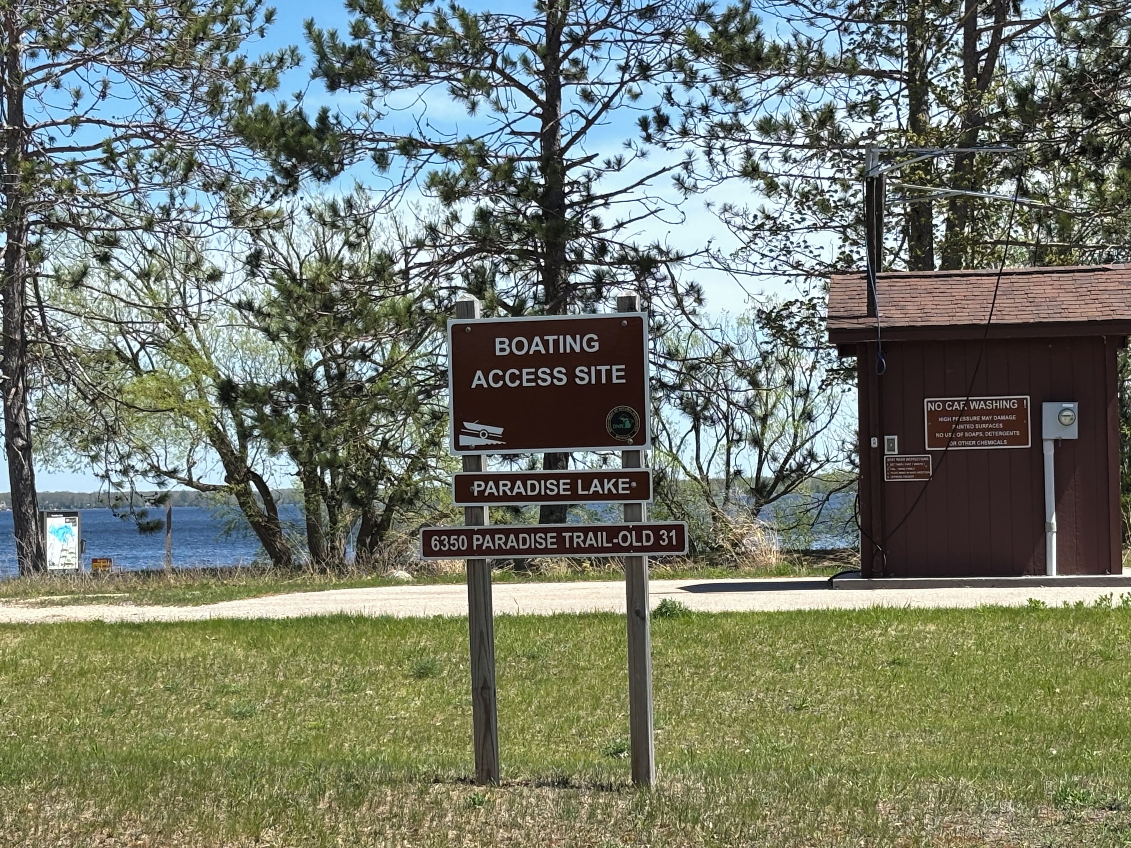Bordje voor een aanlegsteiger bij Paradise Lake, inclusief een trailnummer.