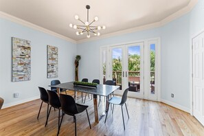 Dining - Heated Pool in Montrose_Walk to Dining_3BR_2.5BA_3PK_8PL (Houston)