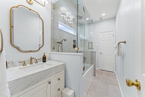 Secadora de cabello, bidet, toallas, jabón