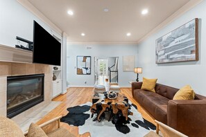 Smart TV, fireplace - Heated Pool in Montrose_Walk to Dining_3BR_2.5BA_3PK_8PL (Houston)