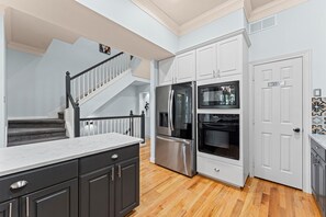 Interior - Heated Pool in Montrose_Walk to Dining_3BR_2.5BA_3PK_8PL (Houston)
