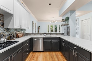 Fridge, microwave, oven, stovetop - Heated Pool in Montrose_Walk to Dining_3BR_2.5BA_3PK_8PL (Houston)