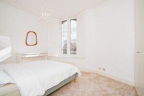 2 habitaciones, tabla de planchar con plancha, internet y ropa de cama 