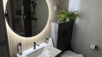 Secador de pelo, toallas, jabón y champú