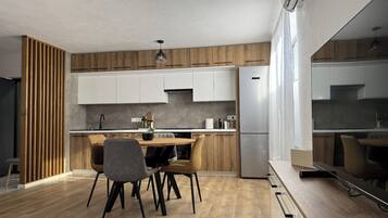 Kjøleskap, ovn, kokeplater og oppvaskmaskin