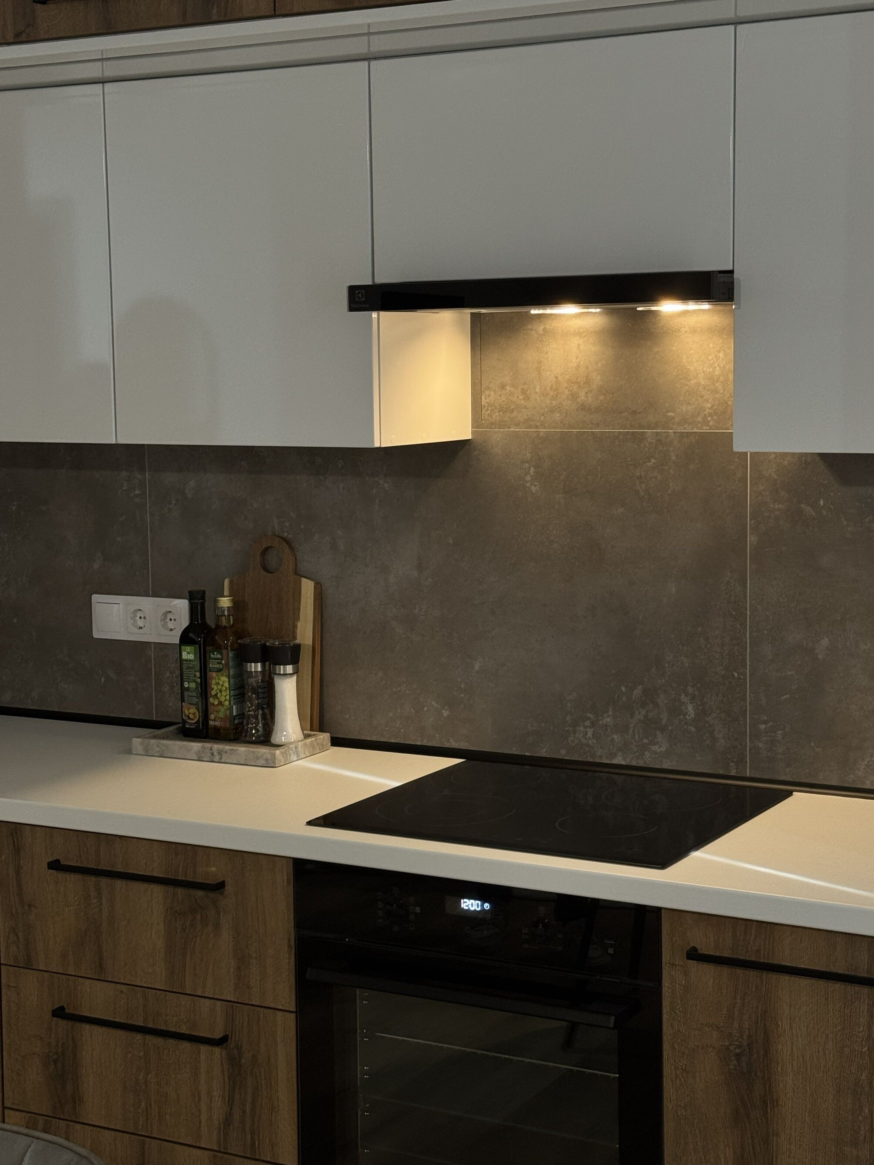 Kjøleskap, ovn, kokeplater og oppvaskmaskin