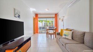 TV - T2 Luminoso c/Piscina perto da Praia by LovelyStay (Olhos de Água)