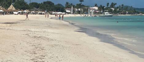 ビーチの近く、サンラウンジャー、ビーチタオル