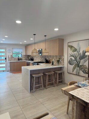 Fridge, microwave, oven, stovetop - Luxury waterfront villa jolly harbour Antigua (Jolly harbour)