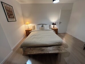1 habitación, escritorio, tabla de planchar con plancha y cuna de viaje 