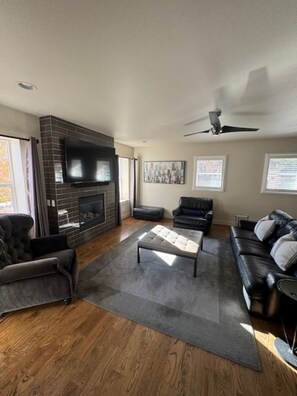 TV, fireplace - Spacious 4-bedroom, 5 bed house in heart of Denver (Denver)