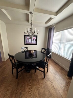Dining - Spacious 4-bedroom, 5 bed house in heart of Denver (Denver)