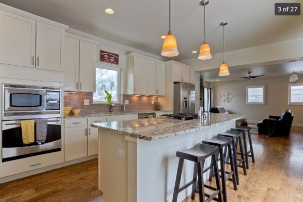 Microwave, oven, stovetop, dishwasher - Spacious 4-bedroom, 5 bed house in heart of Denver (Denver)