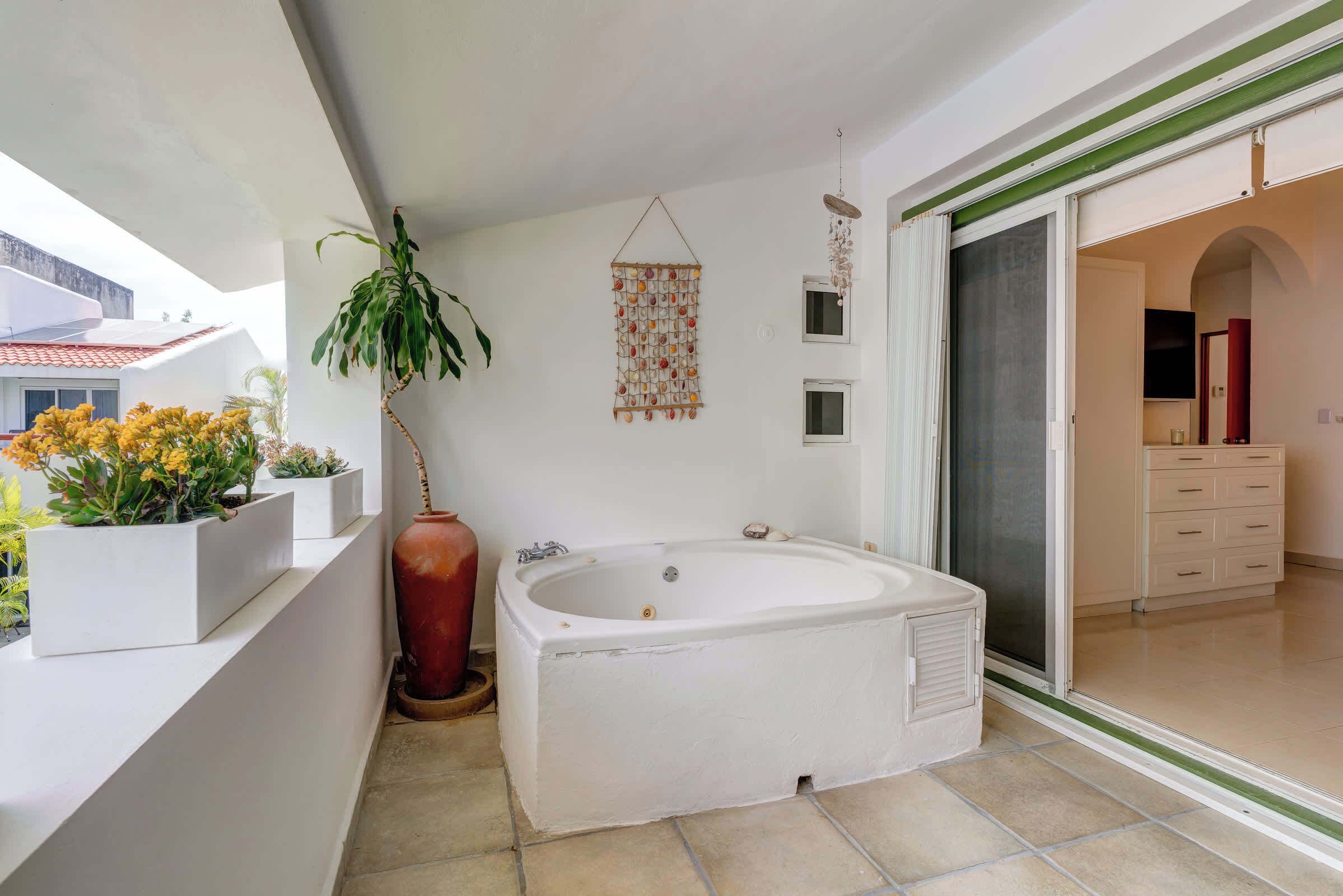 Douche, serviettes fournies, shampoing
