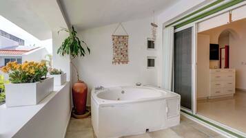 Douche, serviettes fournies, shampoing