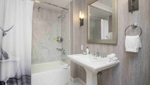Jetted bath, hair dryer, towels, soap - 3bd 4ba Ski in Ski Out w/ Lift Tickets Included! (Avon)