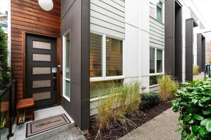 Exterior detail - Lux Townhome w/ parking and Rooftop Putting Green (Seattle)