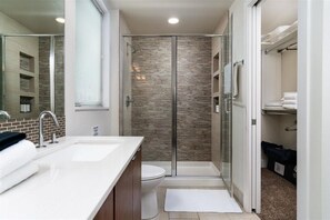 Hair dryer, towels, soap, toilet paper - Lux Townhome w/ parking and Rooftop Putting Green (Seattle)