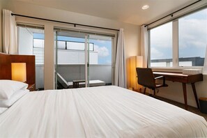 3 bedrooms, iron/ironing board, WiFi, bed sheets - Lux Townhome w/ parking and Rooftop Putting Green (Seattle)