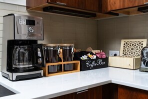 冰箱、微波炉、烤箱、炉灶