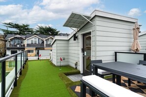 Outdoor dining - Lux Townhome w/ parking and Rooftop Putting Green (Seattle)