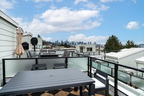 Outdoor dining - Lux Townhome w/ parking and Rooftop Putting Green (Seattle)