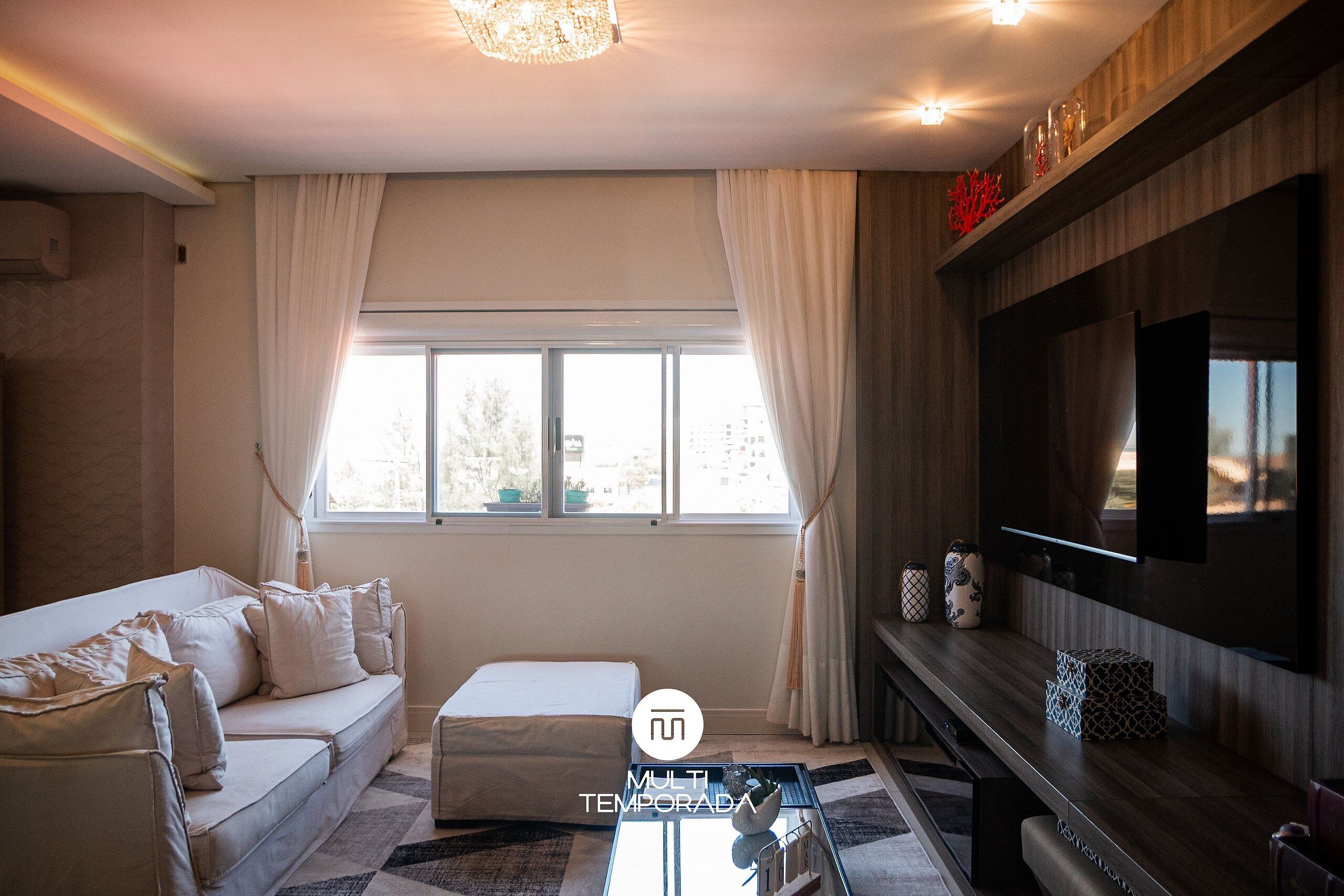 Apartamento luxo, vista para a praia | Área de estar | Smart TV 60 polegadas com canais digitais, Netflix